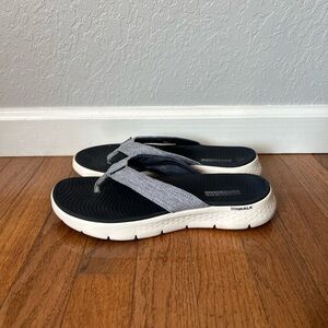 Skechers Go Walk Thong Sandals Flip Flops Women’s Size 8 Navy Blue